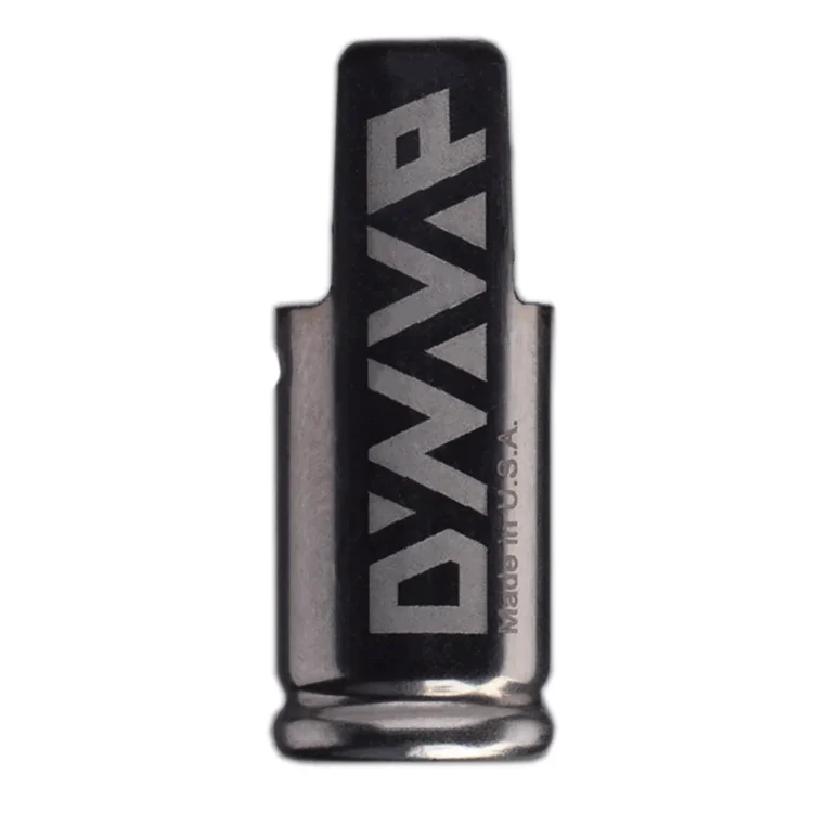 Captive cap’en er fremstillet af rustfrit stål med en poleret overflade, der giver en skinnende effekt. Den har en cylindrisk form og en let buet top. På siden er der indgraverede linjer, der skaber et mønster, samt en lille åbning til ventilation. Kanten er præcist skåret og afrundet, hvilket giver et elegant udseende.