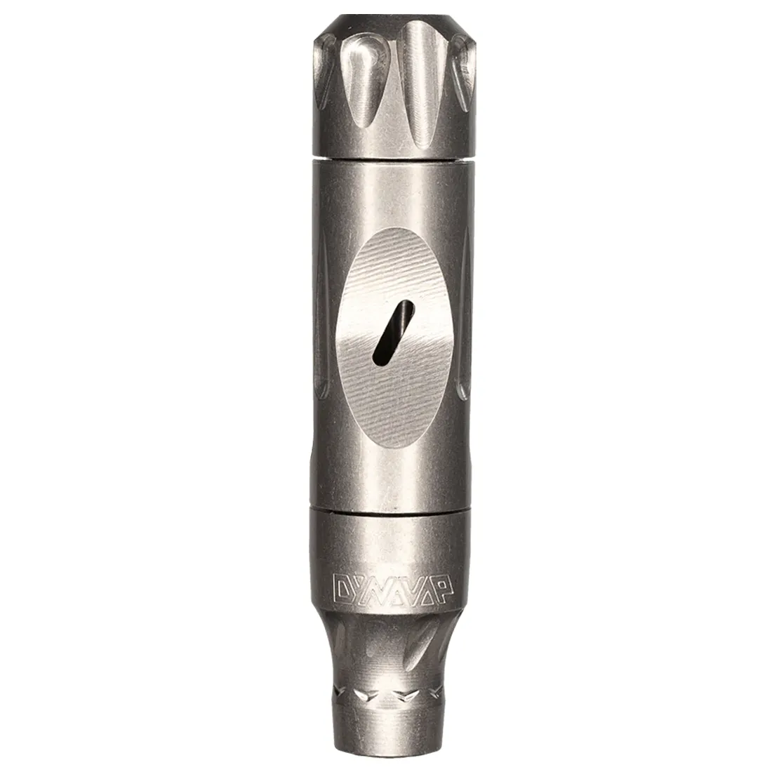Vaporizer i titanium med en slank, cylindrisk form. Overfladen har en børstet finish, der giver en mat tekstur, og der er en glat, poleret mundstykke i toppen. En lille, rund knap er placeret på siden, omgivet af en diskret gravering. Farven er sølvgrå, og der er en fin, detaljeret mønstring langs cylinderen, der tilføjer visuel interesse.