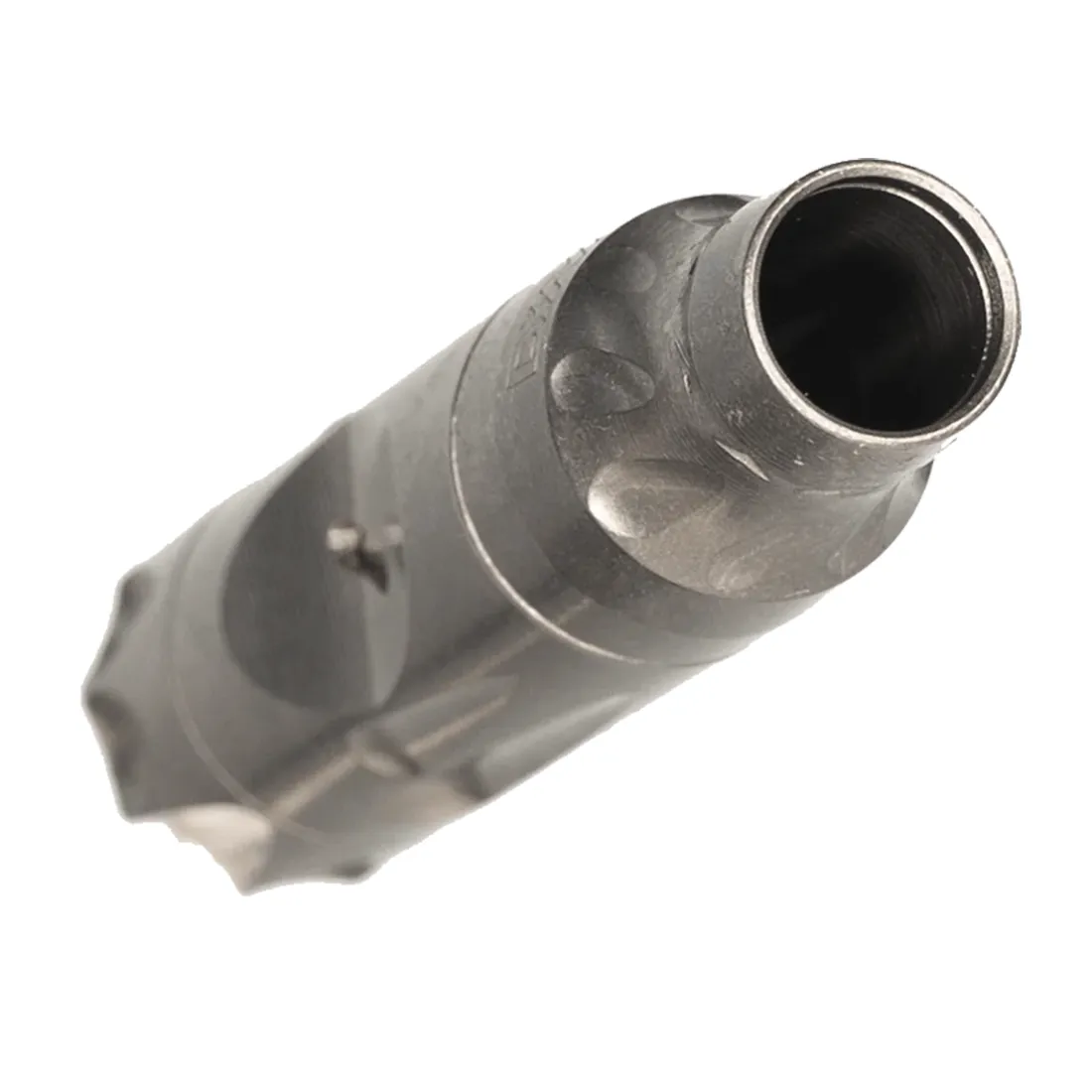 Vaporizerens krop er fremstillet af titanium med en børstet, metallic overflade, der reflekterer lys med en silkeagtig glans. Den har en slank, cylindrisk form med en lidt udvidet top og en smal bund. Knapperne er placeret på siden, og der er indgraverede linjer, der skaber et struktureret mønster. Farven er en dyb grå med subtile nuancer.