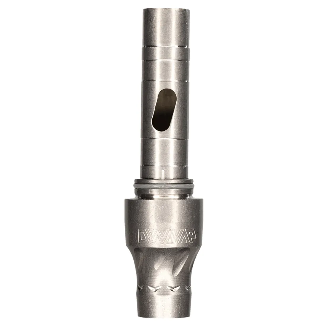 Titanium vaporizer med en slank, cylindrisk form. Overfladen har en mat, sølvfarvet finish, der giver et moderne udseende. Øverst findes en rund, perforeret skive, mens en indgraveret logo dekorerer en del af kroppen. En klar glasrør tilsluttes, hvilket skaber kontrast til den metaliske overflade. Knapperne er små og diskrete, placeret strategisk for nem betjening.