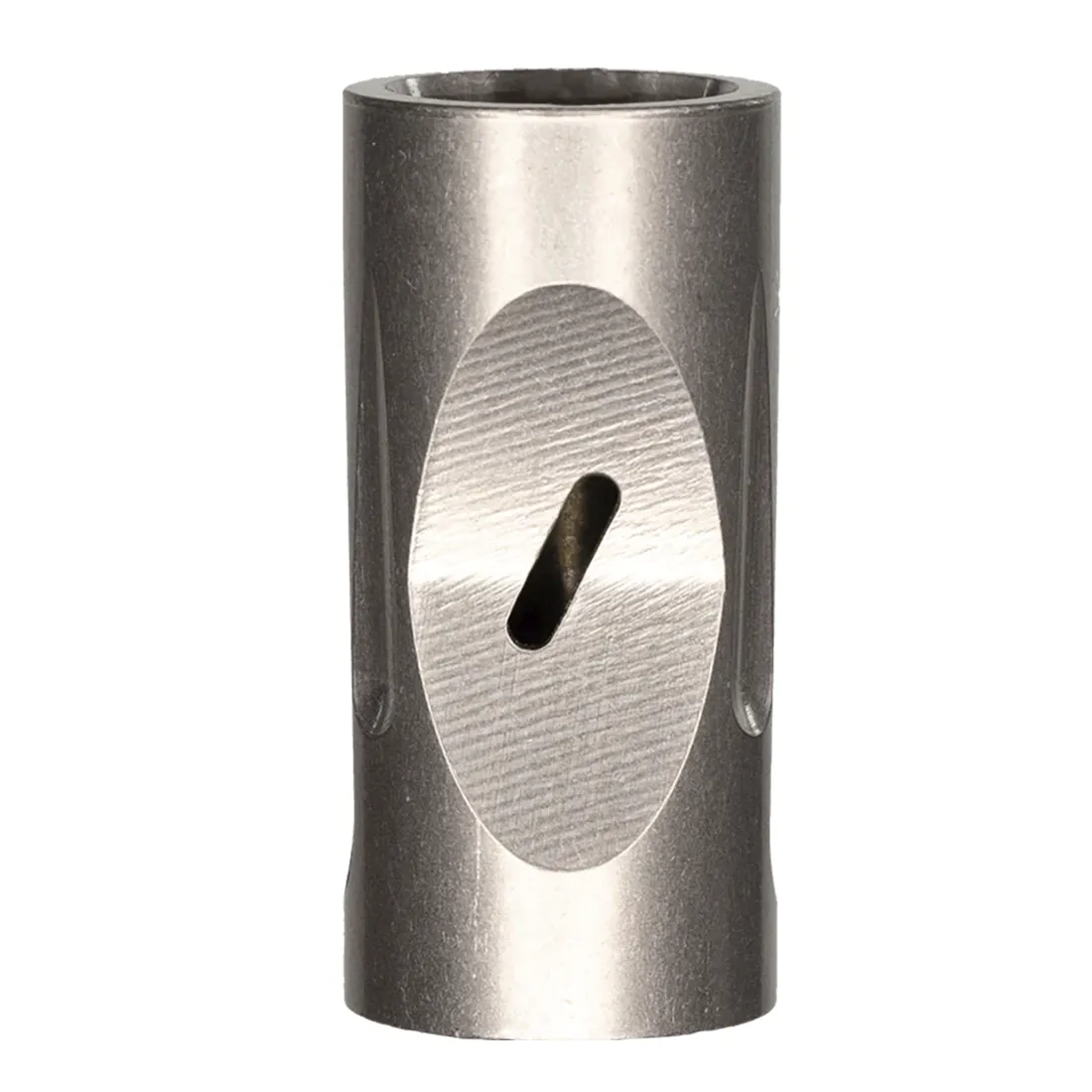 Dynavap The Vong er en slank, cylindrisk vaporizer lavet af titanium med en børstet metaloverflade, der giver en mat finish. Den har en karakteristisk, udskåret top med en buet form og små åbninger, som skaber et delikat mønster. En justerbar skive fungerer som reguleringssystem, og en ergonomisk form sikrer et godt greb.