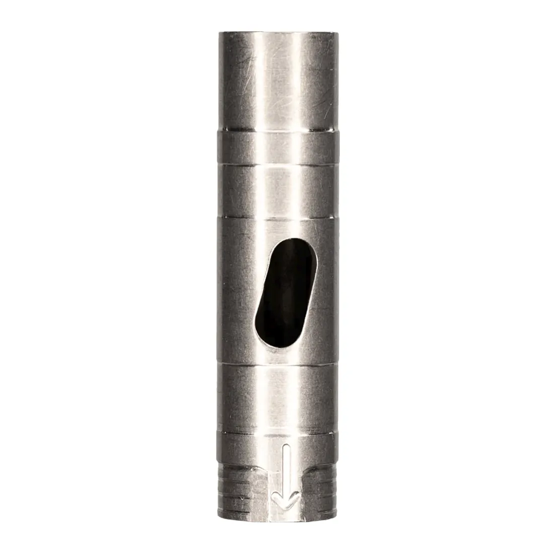 Dynavap Vong vaporizer fremstår i en slank, cylindrisk form med en overflade i børstet titanium, der giver en mat finish. Den har en karakteristisk, let buet top og en skarp kant ved bunden. Detaljer som små ventiler og et indgraveret logo tilføjer tekstur. Farveskalaen er primært sølvgrå, med en glinsende overflade, der reflekterer lys subtilt.