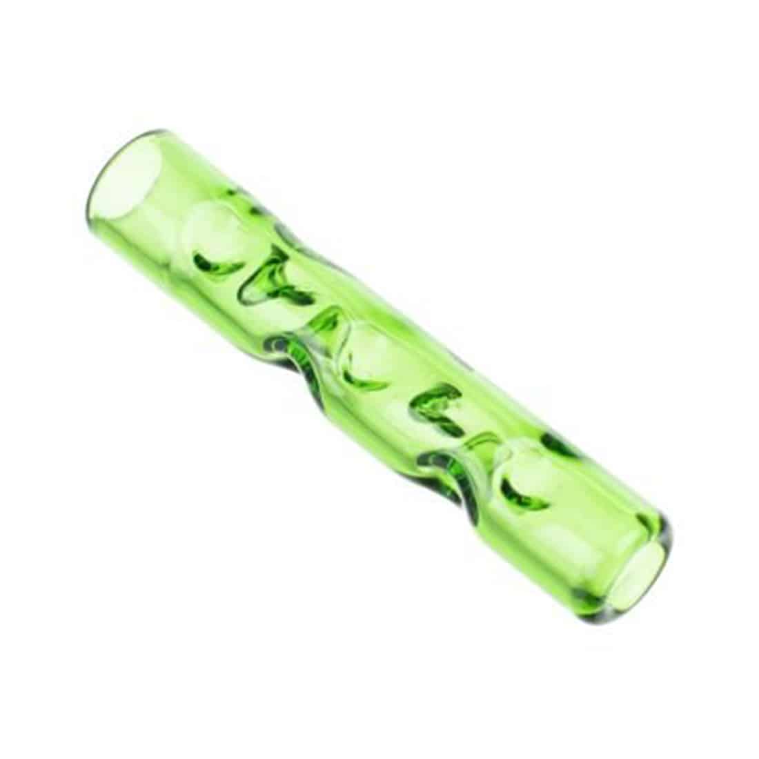 Hula stem i grøn farve, lavet af metal med en glat overflade og en let struktureret tekstur. Den er 60 mm lang og har en cylindrisk form med en let buet top. Nederst er der en lille åbning, der afsluttes med en let udvidet kant. Farven skifter fra mørkegrøn til lysere nuancer, hvilket giver en dybdeeffekt.