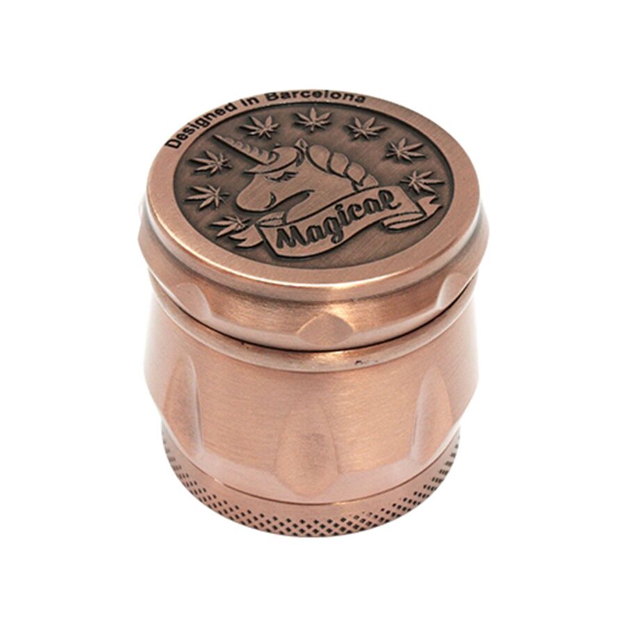 En bronzefarvet krydderikværn pryder overfladen med en let metallisk glans. Kværnen har en elegant, let buet form og er dekoreret med indviklede, præget mønstre, der skaber dybde og tekstur. Den har en rund, skruelignende top med et lille håndtag, der står i kontrast til den glatte, polerede overflade. Kværnen udstråler en tidløs æstetik.