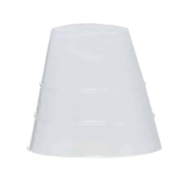 Gummiadapteren er sort med en glat overflade og en fleksibel struktur. Den har en konisk form, der smalner ind mod den øverste del, som har en lille åbning. Adapteren er udstyret med en række fine riller, der giver et godt greb. Materialet ser slidstærkt ud, og kanterne er ensartede uden synlige imperfektioner.