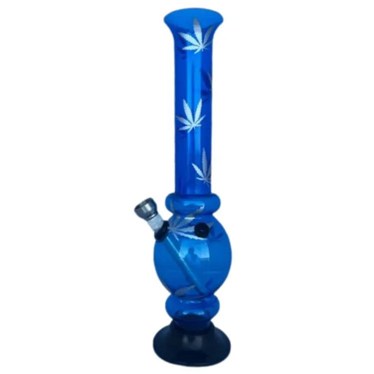 En blå akryl bong med en blød, rund form og en højde på 26 cm præsenterer sig med en glat overflade. Den har en bred fod, der giver stabilitet, og en slank hals, der afsluttes med en krum top. Det transparente materiale viser subtile nuancer af blå, mens en indbygget skål med et lille håndtag sidder på siden.