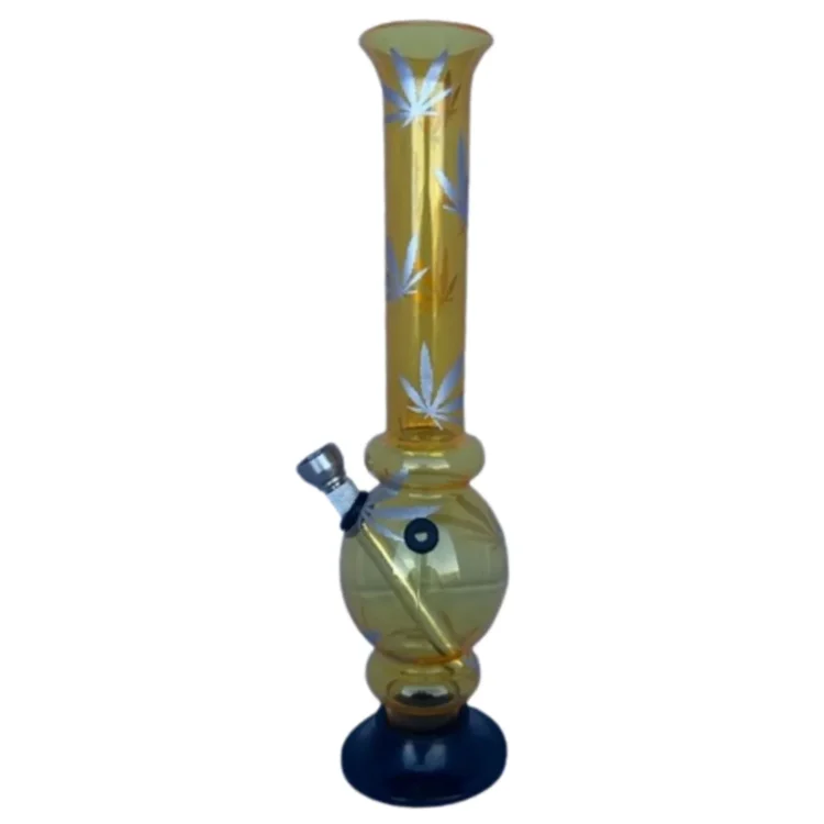 En gul akryl bong i en slank, cylindrisk form måler 26 cm i højden. Overfladen er glat med en ensartet, lysende gul farve. Nederst er der en bred, stabil base, mens toppen afsluttes med en krum hals, der leder til en mundstykkeåbning. En indbygget perkolator er synlig i bunden, hvilket tilføjer dybde til designet.