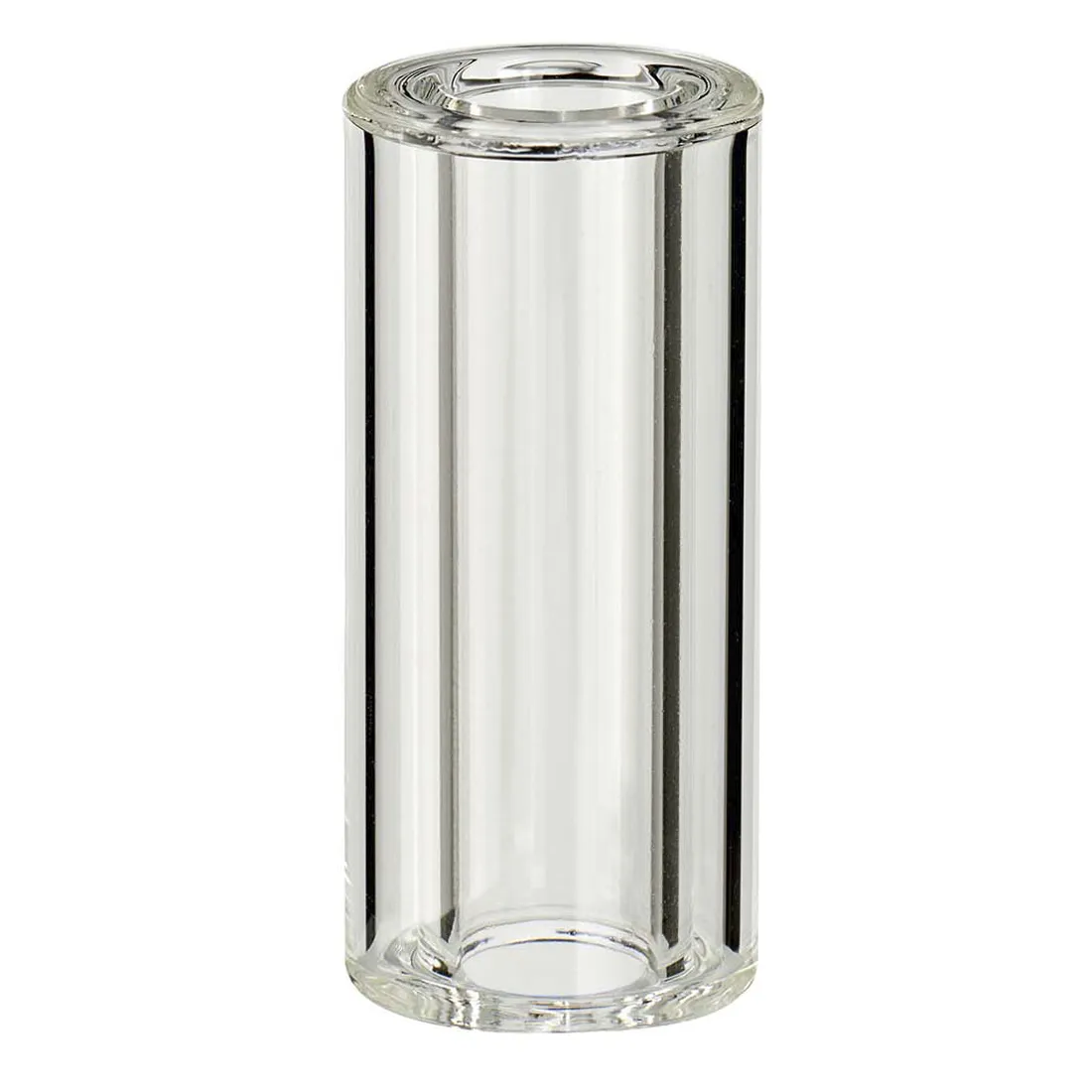 Mundstykket er fremstilet af klart glas med en glat overflade og en let buet form. Det har en cylindrisk ende, der smalner mod en bredere, flad base. Der er synlige bobler og små uregelmæssigheder i glasset, hvilket tilføjer tekstur. Mundstykket har en transparent kvalitet, der giver mulighed for at se igennem det.