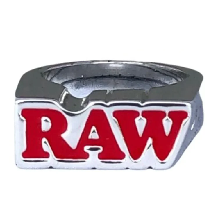 En ring fremstillet af rå sølv præsenterer en ru, uregelmæssig overflade med synlige teksturer og små buler. Sølvets naturlige glans skaber en mat reflektion, der fremhæver ringens unikke former. Den indre del er glat og poleret, mens den ydre del har en organisk, rå finish. Ringens brede design giver den en markant tilstedeværelse.