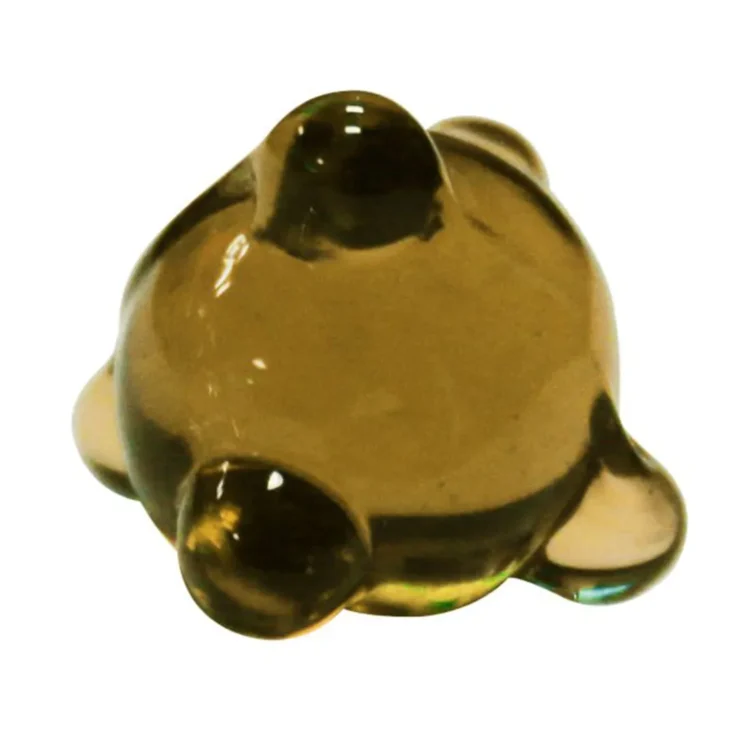 Seamine glasrist fremstår i en dyb ravfarve med en glat overflade, der reflekterer lys og skaber en varm glød. Det har en firkantet form med præcise kanter og en tykkelse på 12 mm. Mønstret på risten er ensartet og kendetegnes ved små, regelmæssige kvadrater, der giver en struktureret tekstur.