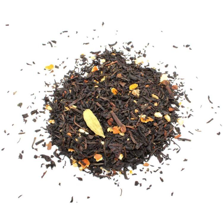 En sort papkasse pryder en sort baggrund, med et elegant, minimalistisk design. Kassen har en mat overflade og fremhæver teksten "Artisan Tea" i hvid skrifttype. Nederst er der en gylden detalje, der angiver blandingen "Black Magic Blend". Kassen har en firkantet form og en lukning uden synlige klæbemidler, hvilket giver et stilrent udtryk.