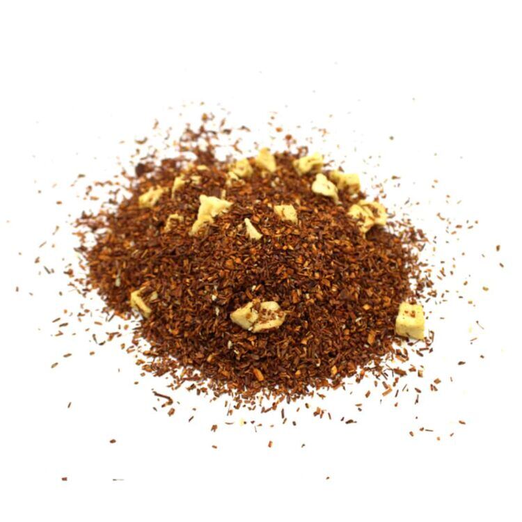 En transparent pose indeholder løse teblade, der varierer i farve fra mørkebrun til grøn og lys grå. Teen er pakket i en stilren, hvid og sort etiket med guldtekst, der angiver produktnavnet "Four Kingdoms". Bunden af posen er forsynet med en praktisk lukning. Baggrunden er hvid, hvilket fremhæver teens nuancer og etikettens detaljer.