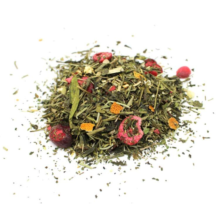 En pakke med grøn te præsenteres i en mat, grønlig emballage med et dekorativt mønster af blade og stiliserede elementer. Foran står teksten "Green Dragon Blend" i hvid skrift, omgivet af gyldne detaljer. Over pakken er der et klart vindue, der afslører de tørrede teblade, som har en dyb grøn farve og en let krøllet struktur. Nederst ses en beskrivelse af produktet.