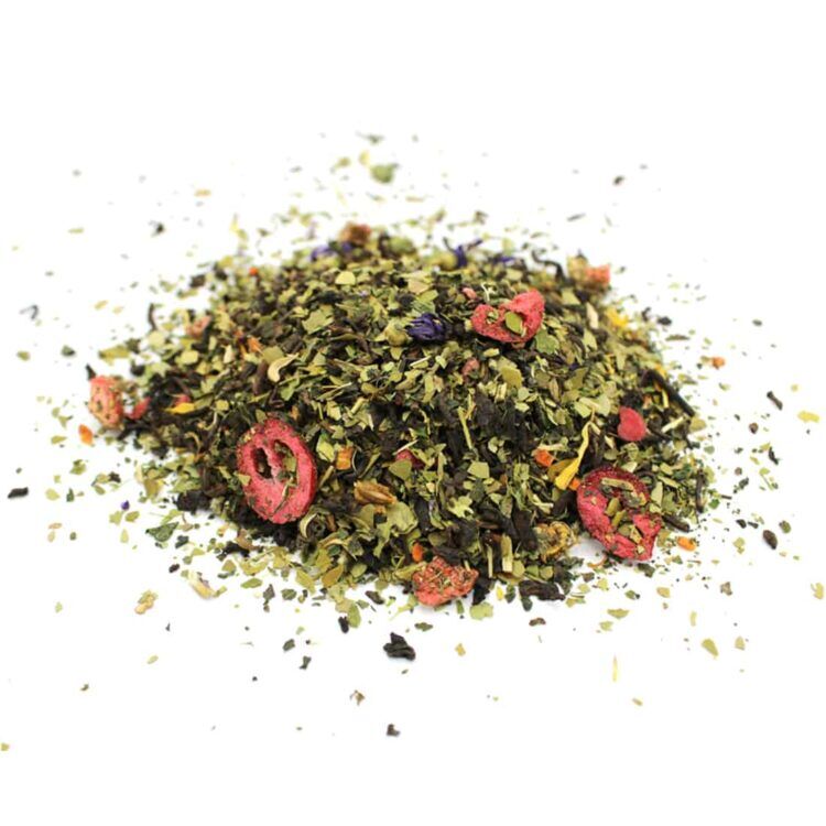 En kraftig pose i brunt papir pryder en label med detaljeret grafik i varme nuancer af orange og grøn. Teksten er præsenteret i en elegant skrifttype, der angiver produktets navn og vægt. Mønsteret på labelen inkluderer fine illustrationer af teblade, hvilket tilføjer en naturlig fornemmelse. Indholdet antyder en lækker teblanding, der skal brygges.