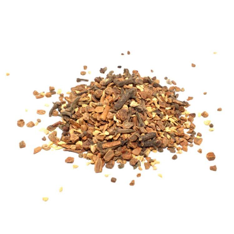 En stor, brun papkasse med en kraftig, glat overflade pryder forsiden med et farverigt og detaljeret design. Kassen har et grønt og gult mønster, der inkluderer en illustration af krydderier og urter. Øverst er der en tydelig tekst i sort og hvid, der angiver produktets navn. Kassen er lukket med klæbende tape, og bunden er forsynet med tydelige skrifttegn.