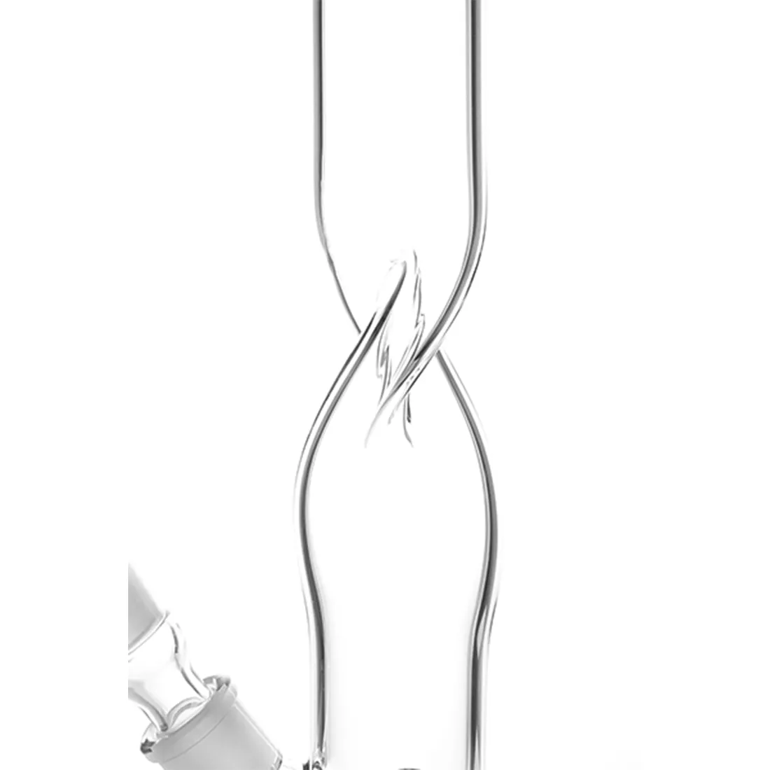 En transparent glasvase med en spiralformet struktur, der skaber et dynamisk mønster. Vasen har en højde på 45 cm og en glat overflade. Den reflekterer lys og skaber skygger, der fremhæver spiralens dybde. Bunden er flad, hvilket giver stabilitet, mens åbningen øverst er bred og indbydende.