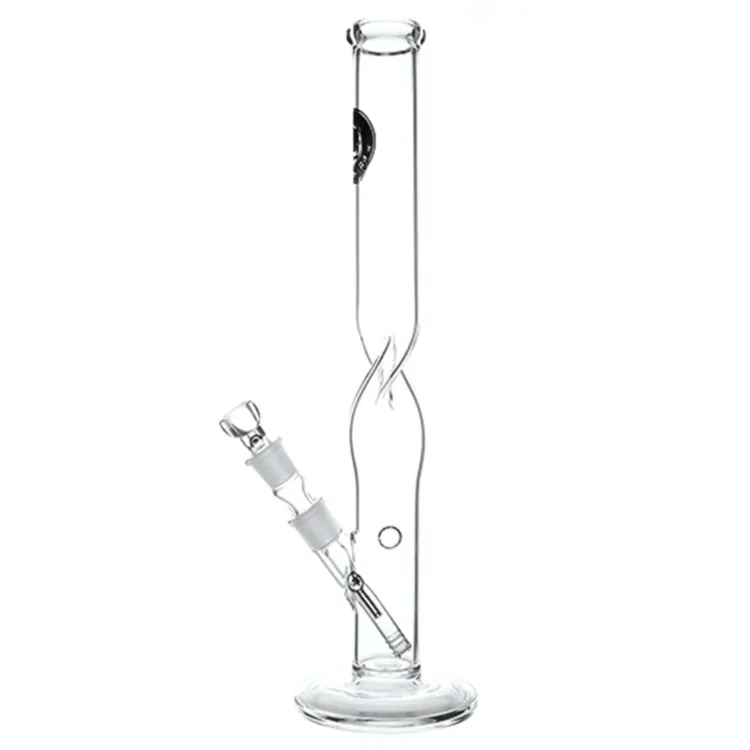 Heisenberg Twister præsenterer en elegant, cylindrisk form i klart glas, prydet med et dynamisk spiralformet mønster, der skaber en visuel illusion af bevægelse. Overfladen har en glat, skinnende tekstur, der reflekterer lys og skaber glimt. Den øverste kant er afskåret med en præcis, lige linje, hvilket giver en moderne og stilren æstetik.