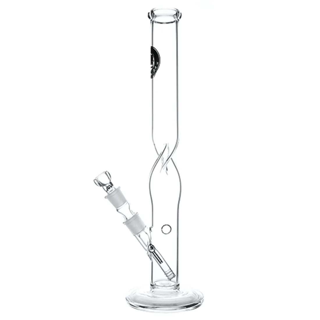 Heisenberg Twister præsenterer en elegant, cylindrisk form i klart glas, prydet med et dynamisk spiralformet mønster, der skaber en visuel illusion af bevægelse. Overfladen har en glat, skinnende tekstur, der reflekterer lys og skaber glimt. Den øverste kant er afskåret med en præcis, lige linje, hvilket giver en moderne og stilren æstetik.