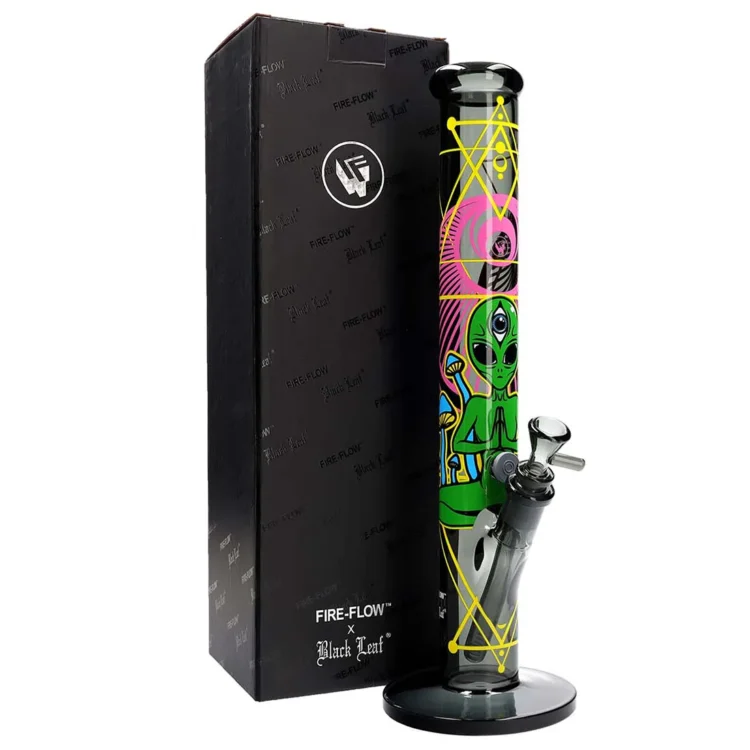 En dekorativ plakat præsenterer et farverigt, abstrakt design med trippy mønstre og former. Baggrunden er domineret af nuancer af sort, grøn og lilla, der skaber en dybdeeffekt. Centralt er en alien-lignende figur med store, udtryksfulde øjne, omgivet af organiske former og bølgende linjer. Det samlede udtryk er dynamisk og hypnotisk, med en glat overflade og en moderne æstetik.