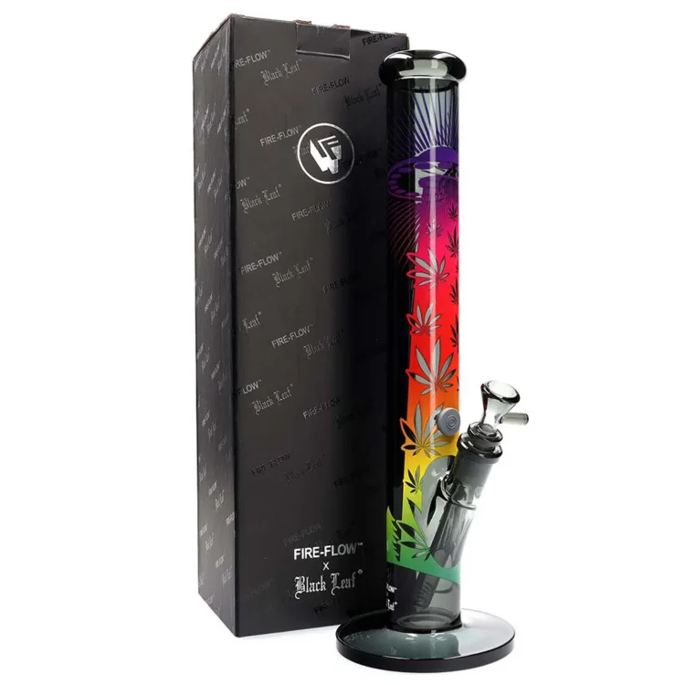 En rund, flad skål med en diameter på 40 cm præsenterer sig med en gradientoverflade, der skifter fra mørk sort til en dyb grøn nuance. Skålens glatte glasur giver en skinnende overflade, mens den samlede form er elegant og strømlinet. Ingen synlige dekorationer eller mønstre forstærker det minimalistiske udtryk.