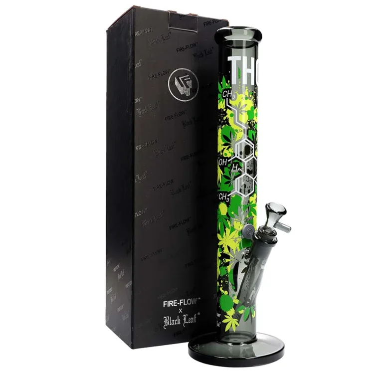 En sort, vævet taske prydet med et mønster af THC-molekyler i grønne nuancer. Tasken har en rektangulær form med en robust lynlås og to håndtag. Den har en glat overflade med en let skinnende finish, hvilket fremhæver detaljerne i mønstret. Størrelsen er kompakt, ideel til opbevaring af mindre genstande.