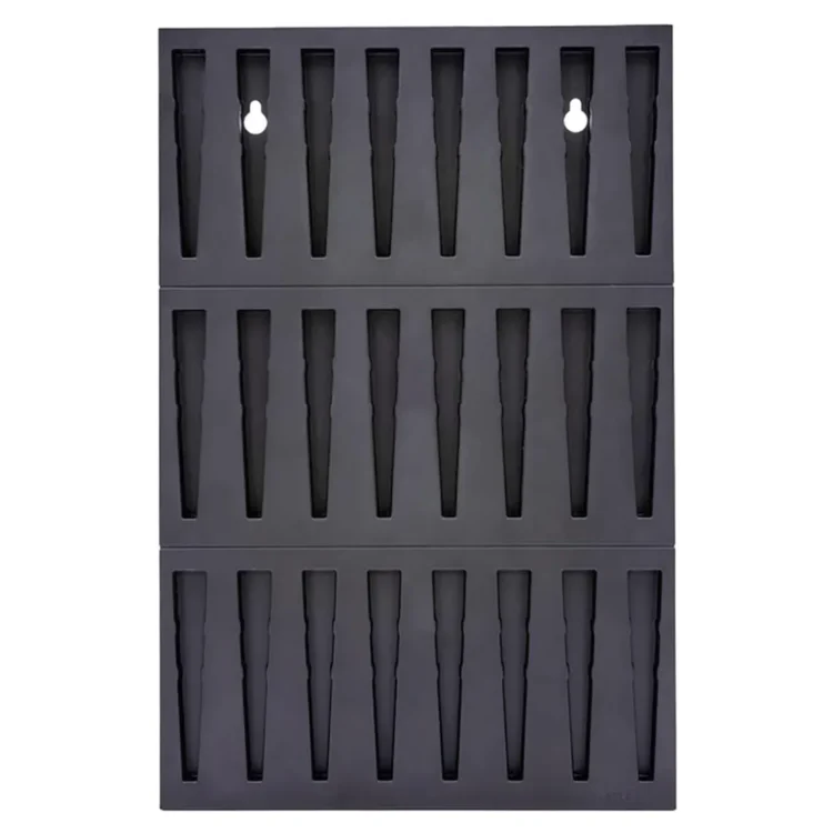 Clipper fire board præsenterer en rektangulær, flad overflade i en lys træfarve med glatte kanter. Den har indbyggede rum til opbevaring af 24 lightere, hvilket skaber en symmetrisk opdeling. Hvert rum er præcist udformet med en let afrundet bund, hvilket sikrer en sikker placering. Overfladen har en blød tekstur, der fremhæver træets naturlige årer.