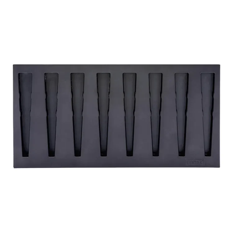 Clipper fire board præsenterer en rektangulær, mørkeblå plade med en glat, mat overflade. Den har seks cirkulære fordybninger, der huser lightere, og hver fordybning har en let hævet kant. I midten ses et logo i hvid, der står ud mod den blå baggrund. Kanten af pladen er let afrundet, hvilket giver et blødt udseende.