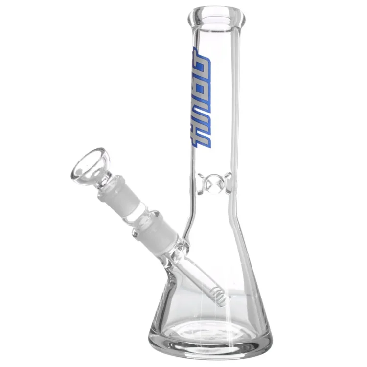 En figur med en stiliseret, blå farve, der repræsenterer en karakter med en rund hovedform, store øjne og en bred mund. Hovedet er prydet med en sort hat, og ansigtet har skarpe detaljer, der fremhæver karakterens udtryk. Figuren står på en firkantet base, og den har en glat, blank overflade, der reflekterer lys.