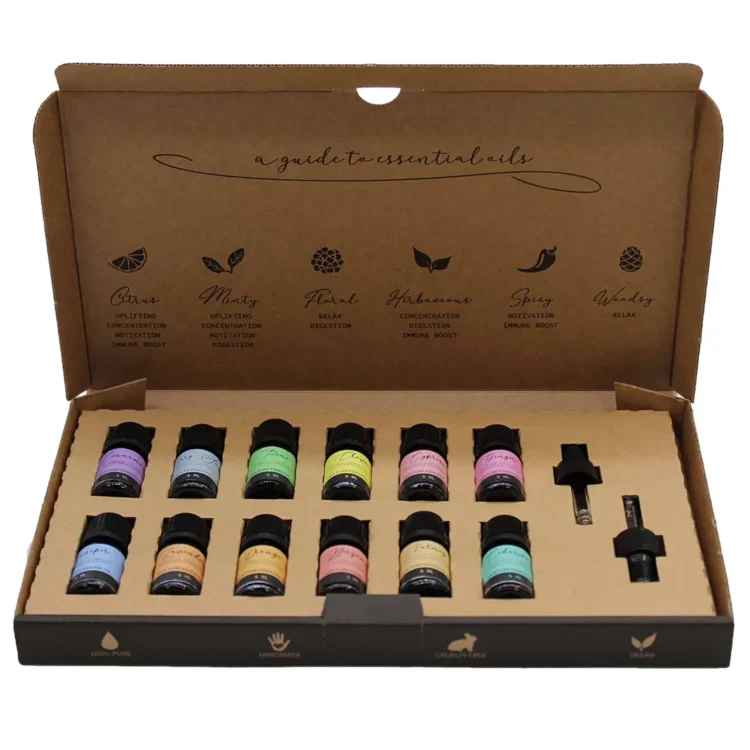 En flaske med en dyb grøn farve, fremstillet af klart glas, står centralt. Den har en elegant, smal form med en rund bund og en smal hals, der afsluttes med en mørk korkprop. Etiket i bløde nuancer pryder flaskens front, med tekst i en klassisk skrifttype. Baggrunden er lys og neutral, hvilket fremhæver flaskens detaljer.