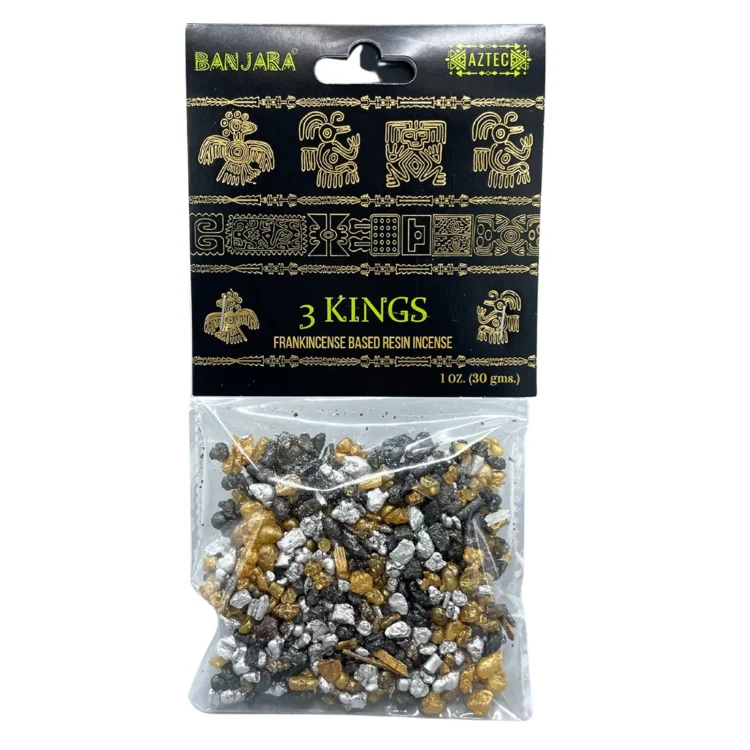 Banjara tree resin præsenterer en dyb, ravfarvet substans med en glat overflade, der reflekterer lys og skaber en glinsende effekt. Strukturen omfatter små, ujævne indskæringer og bobler, som tilføjer karakter. Materialet har en naturlig, organisk form med nuancer af brun og gyldne toner, hvilket fremhæver dets unikke udseende.