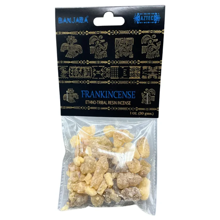 Banjara træharpiks i form af små, uregelmæssige klumper præsenteres i en naturlig, ubehandlet tilstand. Farverne spænder fra lys gylden til mørkebrun, med en glinsende overflade, der indikerer en harpiksholdig konsistens. Teksturen er glat med lette ujævnheder, og der ses små luftbobler indfanget i harpiksen, hvilket giver en organisk karakter.