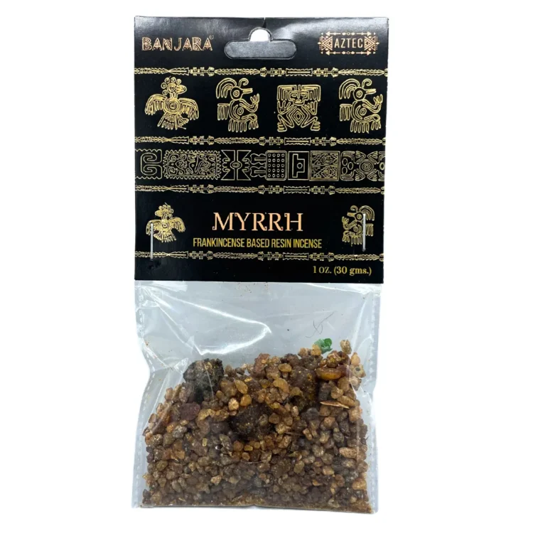 Banjara-træharpiks præsenterer sig i en dyb ravfarve med et klart, glinsende udseende. Overfladen har en let ujævn tekstur, der varierer i tykkelse og form, hvilket skaber et naturligt og organisk udtryk. Små, lysere striber og indfangede luftbobler giver et interessant mønster, mens den generelle form er uregelmæssig og naturlig.