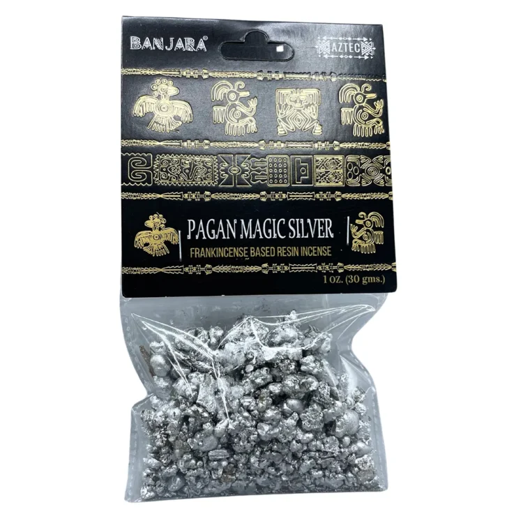 Banjara-træharpiks præsenteres i en dyb, gyldenbrun farve med en glat og skinnende overflade. Materialet er indkapslet i en elegant sølvindfatning, som fremhæver dets naturlige skønhed. Det sølvfarvede metal har en mat struktur, der kontrasterer med harpiksens glans. Formen er organisk og asymmetrisk, hvilket tilføjer et unikt præg til produktet.