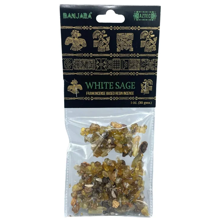 Banjara-træresin fremstår i en lys, næsten gennemsigtig hvid nuance med subtile grålige aftegninger. Materialet har en glat overflade og en let voksagtig tekstur. Små, fine krystaller kan ses, hvilket tilføjer dybde til resinets udseende. Det er præsenteret i en naturlig, uregelmæssig form, der fremhæver dets organiske karakter.