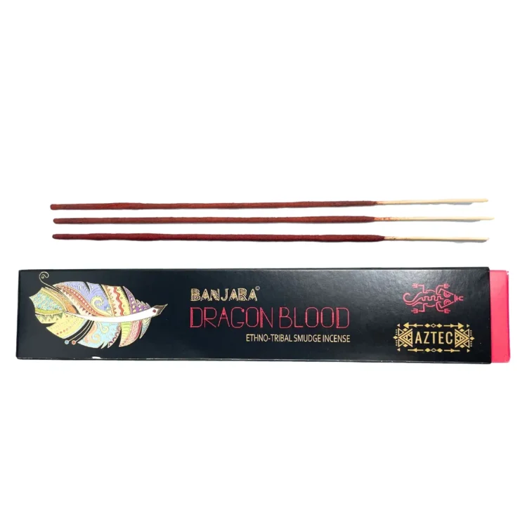 Banjara tribal røgelse i form af stænger, farvet i dybe røde og brune nuancer, præsenterer en ujævn tekstur. Hver stang er indpakket i blødt papir med et ornamentalt mønster, der afspejler traditionelle indiske designs. Der er ingen synlige etiketter eller knapper, og stængerne er arrangeret i en enkel, lige linje, hvilket fremhæver den håndlavede kvalitet.
