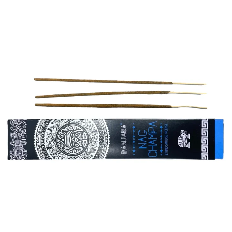 En cylindrisk beholder prydet med farverige, tribal mønstre i nuancer af rød, grøn og gul. Overfladen er glat, men med en let struktureret effekt, der fremhæver designet. Indholdet er synligt som små, brune stænger, der stikker op, hvilket indikerer, at de er røgelse. Beholderen har en sort låg med en let buet form.