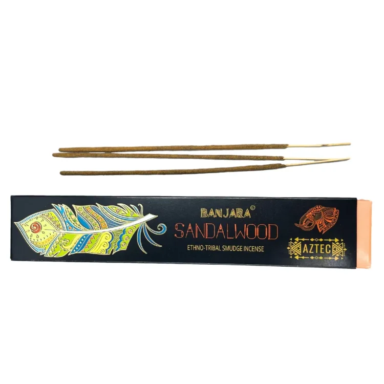 Banjara tribal røgelsespinde præsenteres i en lang, slank form, farvet i naturlige nuancer af brun og beige. Pindene er pakket i et rektangulært, rustikt papir med mønstre i varme, jordnære toner. Papiret har en let tekstur, og der er en simpel åbning øverst til nem adgang. Duften af sandeltræ giver en fornemmelse af natur og tradition.