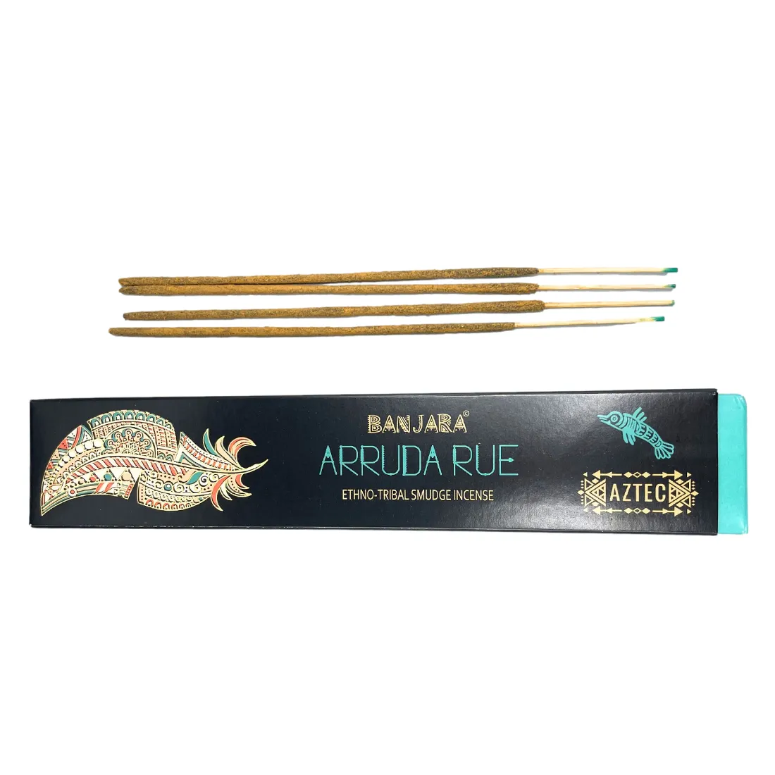 En hvid, rund skål i keramik præsenterer sig med en glat overflade og let buede kanter. Skålen indeholder en blanding af tørrede urter og stykker af arruda, der har en grønlig nuance. De forskellige teksturer fra urterne skaber en kontrast til den glatte keramik. Skålen står på en neutral overflade, der fremhæver dens enkle æstetik.