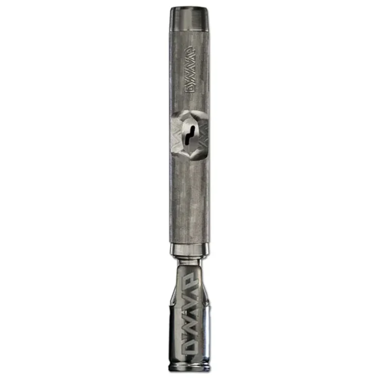 Dynavap M7 vaporizer præsenterer sig med en slank, cylindrisk form i rustfrit stål. Overfladen har en børstet tekstur, der reflekterer lys subtilt. Den øverste del er udstyret med et spidst mundstykke, mens kroppen har indgraverede mønstre, der giver et greb. En lille åbning til varmeelementet er synlig ved bunden, hvilket indikerer en præcis designet struktur.