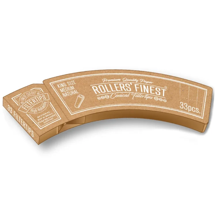 Runde, brune filtertips i en pakke, der har en glat overflade. Hver tip er cylindrisk og har en ensartet diameter. Pakken præsenterer en simpel, minimalistisk design med tekst i en kontrastfarve, der angiver produktets type. Baggrunden er lys, hvilket fremhæver filtertipsenes naturlige farve og struktur. Elementerne er arrangeret symmetrisk, hvilket skaber en harmonisk visuel balance.