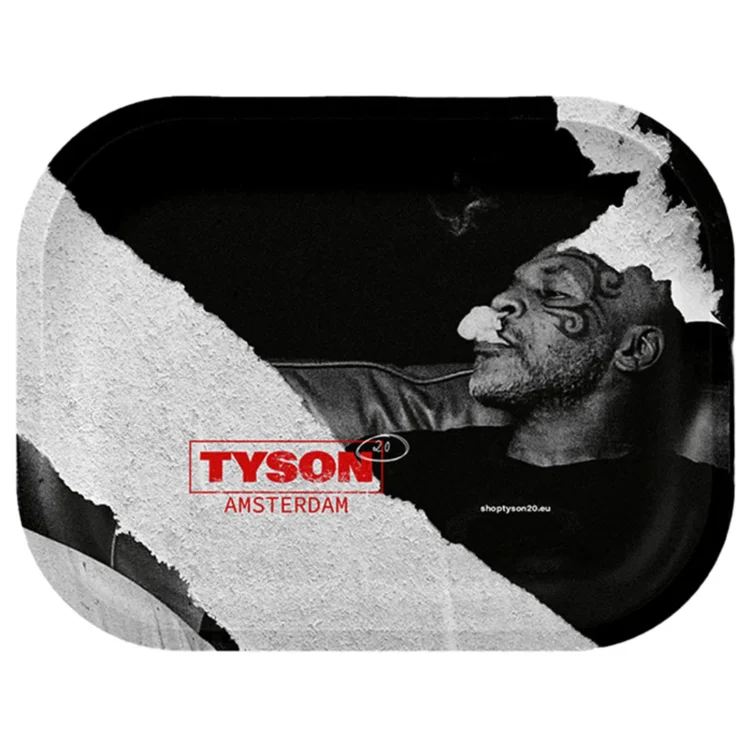 En grå sofa med en blød tekstur pryder rummet. Sofaen har en moderne, minimalistisk form med rene linjer og afrundede hjørner. De brede, polstrede sæder og ryggen inviterer til komfort. Sofaens ben er i mørkt træ, hvilket skaber en kontrast til den lysegrå farve. Synlige syninger langs kanterne tilføjer et stilfuldt element.