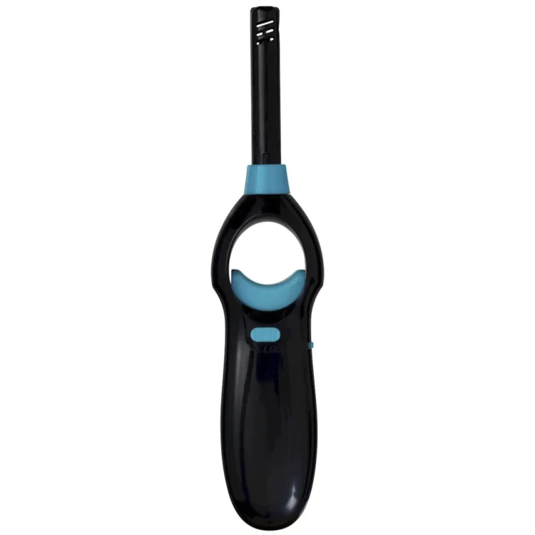 En lang, slank lighter med en glat, cylindrisk krop i en dyb blå farve. Toppen er udstyret med en sølvfarvet, flad knap, der har en let tekstur. Den nederste del har en gennemsigtig sektion, der afslører gasniveauet. Lighterens overflade er blank og reflekterer lys, hvilket giver en elegant finish.