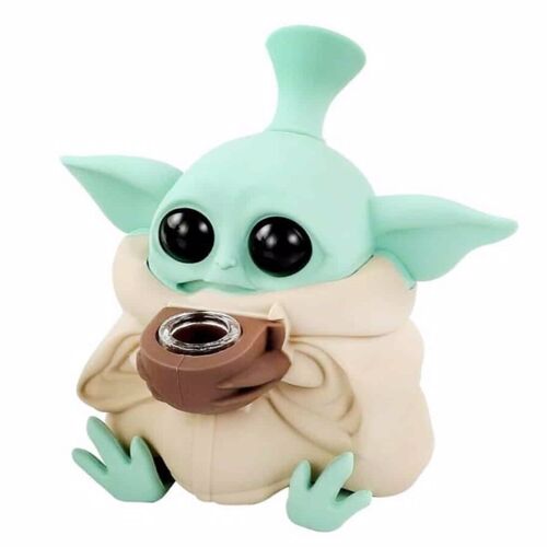 En beige silikonebong med en højde på 13 cm. Den har en glat, fleksibel overflade og en buet form, der afsluttes med en bred åbning øverst. Bongen har en integreret skål og et håndtag, der strækker sig fra siden. Materialet er elastisk, hvilket giver en blød og holdbar struktur. Farven er ensartet uden mønstre.