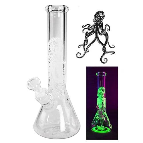 En sort, bladrandet skulptur præsenteres med en glødende effekt. Den har en glat overflade med let buede kanter, der skaber en organisk form. Det centrale mønster er detaljeret med dybe indskæringer, der fremhæver struktur og dybde. Skulpturen har en diameter på 36 cm og står på en stabil, rund base, der giver den balance.