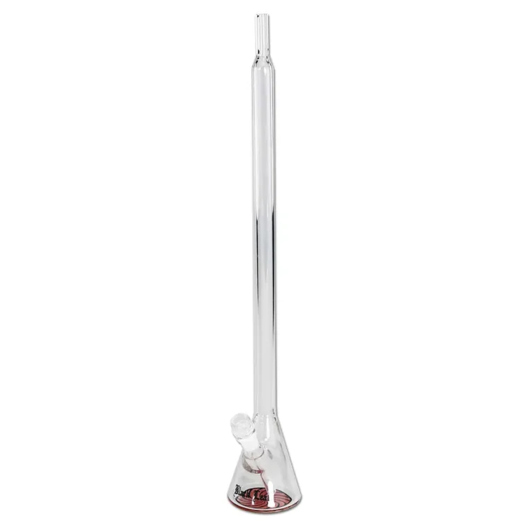 En slank bong fremstillet af klart glas, prydet med et elegant mønster af sorte blade. Den har en tynd hals, der fører til en bred skål i bunden, hvor der er en lille åbning til vand. Overfladen er glat med en let krumning, hvilket skaber en stilfuld og moderne form. Det sorte design giver en kontrast til det klare glas.