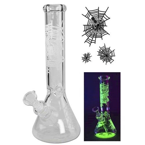 Sort edderkoppespin med en diameter på 36 cm pryder en mørk baggrund. Det bløde net har en kompleks struktur af fine tråde, der danner en symmetrisk spiralmønster. I midten sidder en detaljeret sort edderkop med tydelige ben og en glinsende overflade, der skaber kontrast til netværket.