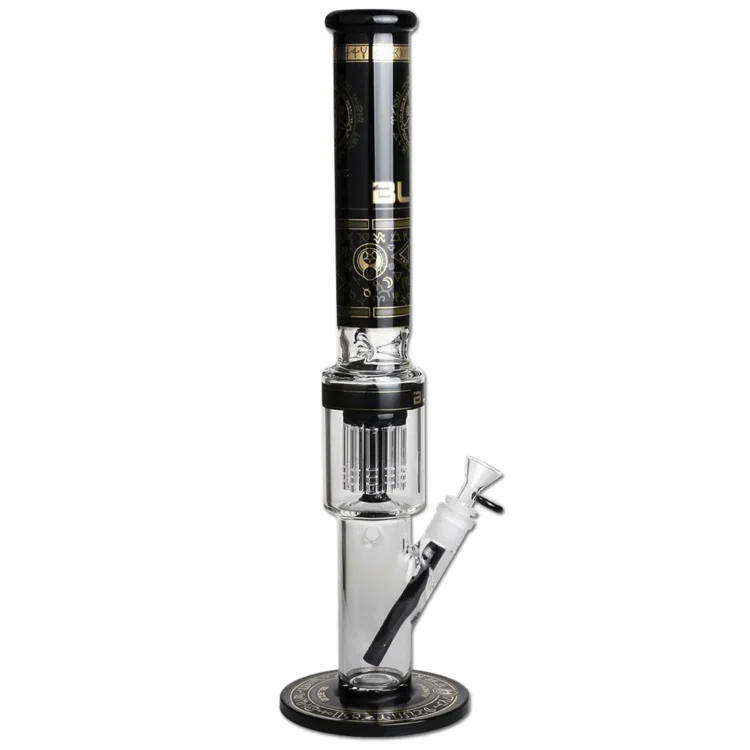 En høj bong i klart glas med en højde på 48 cm. Den har en slank, cylindrisk form med en bred bund, der giver stabilitet. Bongen er udstyret med en 10-armet perkolator, der skaber komplekse mønstre af bobler. Farverne er primært klare, med subtile nuancer og detaljer, der giver en elegant og detaljeret tekstur.