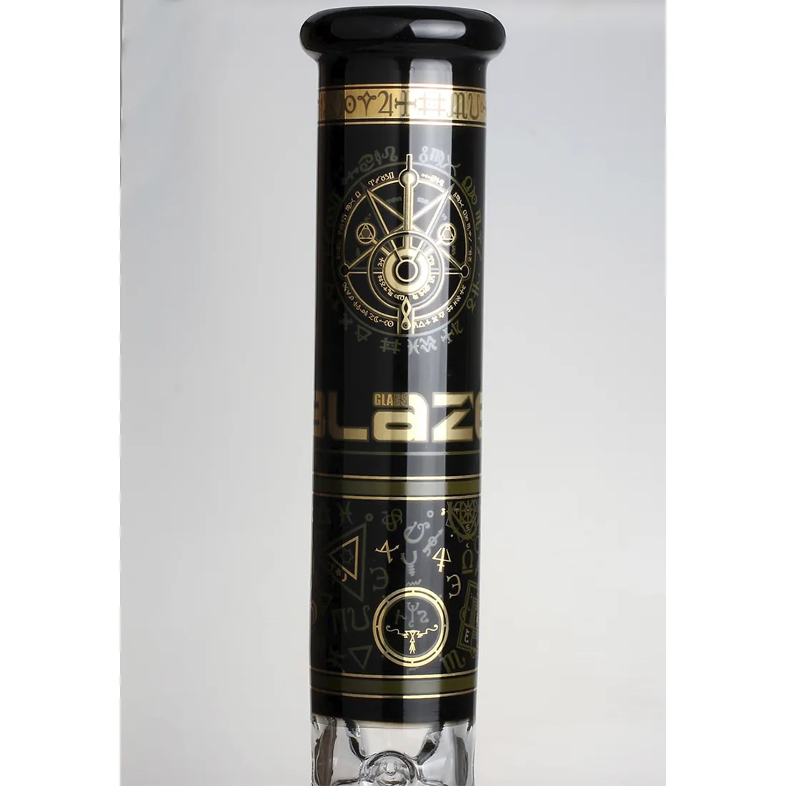 En høj bong med en glat, transparent glasoverflade pryder midten. Den har en slank, cylindrisk form og måler 48 cm i højden. Øverst er en bred munding, mens en kompleks, 10-armet perkolator nedadtil skaber et intrikat mønster. Farven er klar, og de glatte kanter fremhæver den elegante konstruktion. Bunddelen er solid med en stabil fod.