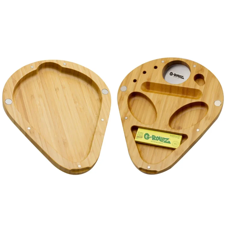 Et rektangulært fad i bambus med en glat, lys overflade, der fremhæver træets naturlige mønstre. Fadet har afrundede kanter og en let hævet kant, der skaber en subtil ramme. I midten ses et trykt, farverigt design med en alien-inspireret figur, der tilføjer et legende element til den enkle, organiske æstetik.