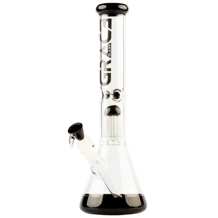 En sort glasbeholder med en glat, skinnende overflade pryder midten af kompositionen. Beholderen har en cylindrisk form med en bred åbning øverst og en let svajet silhuet, der giver en elegant kurve. Mørke nuancer af sort skaber en dybde, mens lyset reflekteres blidt på overfladen. Ingen synlige dekorationer eller tekst gør designet minimalistisk.